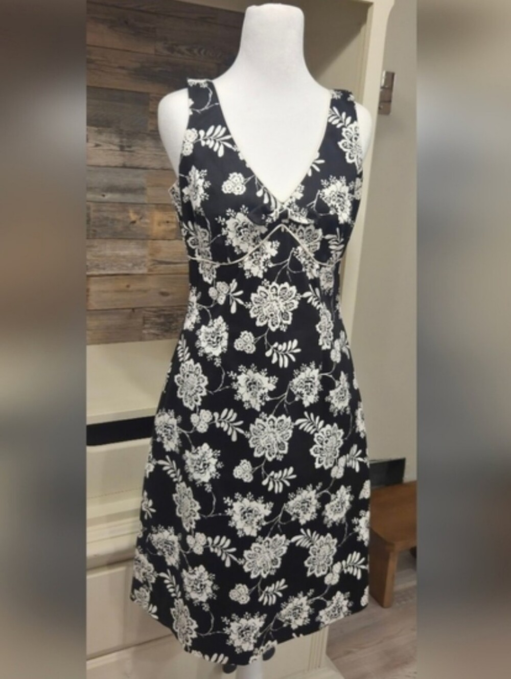 Sigrid Olsen Black & White Floral Sleeveless V-Neck Mini Sundress With A Bow Tie